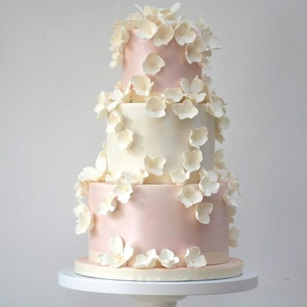 minimal wedding cake at pauls bakery